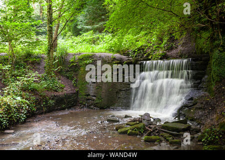 Wasserfall in Pittencrieff Park in Dunfermline, Schottland Stockfoto