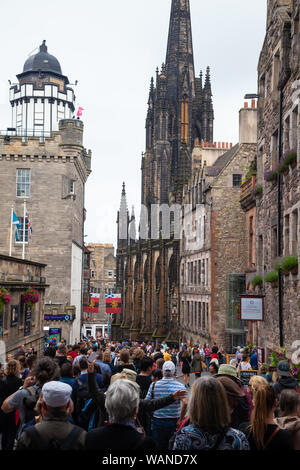 Den Blick von der Royal Mile entfernt in Richtung der Camera Obscura, Edinburgh Schottland. Stockfoto