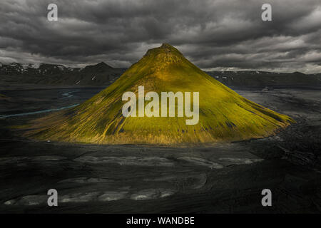 Antenne des Vulkans Maelifell im Hochland von Island. Stockfoto