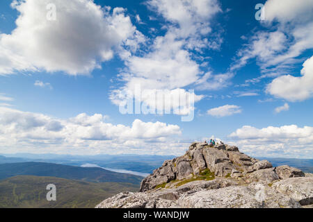 Schiehallion ist eine der einfachsten Munros an einem schönen Sommertag zu klettern. Blick vom Gipfel über den Loch Rannoch und Rannoch Moor. Stockfoto