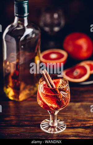 Blutorange Whiskey Sour Cocktail mit alten Bourbon, Saft von Blutorangen Sirup, Kirsche und Zimt Stockfoto
