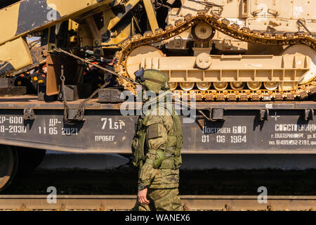 Perm, Russland - 10 April, 1019: Soldat bewacht die mobile Ausstellung von Trophäen der Russischen Armee während der syrischen Kampagne erfasst Stockfoto