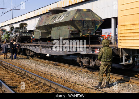 Perm, Russland - 10 April, 1019: Soldat bewacht die mobile Ausstellung von Trophäen der Russischen Armee während der syrischen Kampagne erfasst Stockfoto