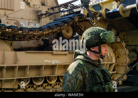 Perm, Russland - 10 April, 1019: Soldat bewacht die mobile Ausstellung von Trophäen der Russischen Armee während der syrischen Kampagne erfasst Stockfoto