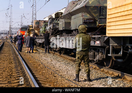 Perm, Russland - 10 April, 1019: Soldat bewacht die mobile Ausstellung von Trophäen der Russischen Armee während der syrischen Kampagne erfasst Stockfoto