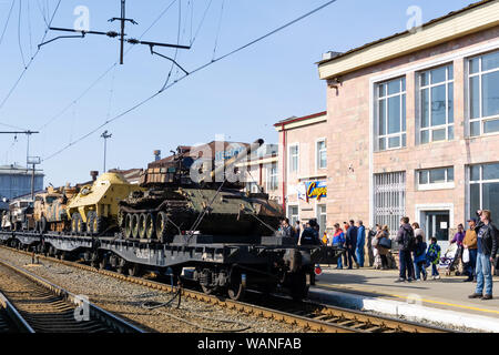 Perm, Russland - 10 April, 1019: mobile Ausstellung von Trophäen der Russischen Armee während der syrischen Kampagne erfasst Stockfoto