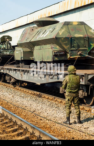 Perm, Russland - 10 April, 1019: Soldat bewacht die mobile Ausstellung von Trophäen der Russischen Armee während der syrischen Kampagne erfasst Stockfoto