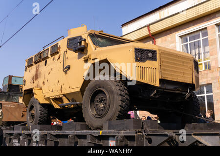 Perm, Russland - 10 April, 1019: Panzerwagen der ISIS-Aktivisten mit Löchern in der Rüstung, wie eine Trophäe durch die russische Armee während der syrischen Krieg beschlagnahmt, auf einem railw Stockfoto