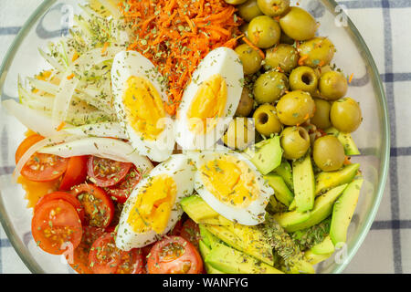 Leckere Pasta Salat mit frischen und gesunden Zutaten Stockfoto