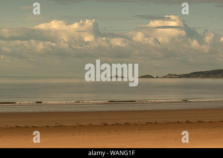 Niedrige wogenden weiche flauschige Wolken über einem Ebbe in Swansea, Wales, Großbritannien Stockfoto