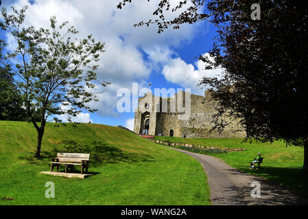 Oystermouth Castle ist ein Norman Stone Castle in Wales, Blick auf die Bucht von Swansea auf der Ostseite der Halbinsel Gower im Mumbles Stockfoto