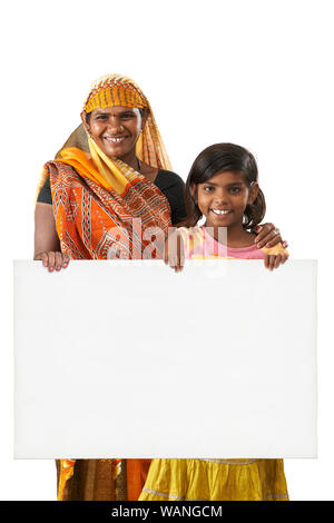 Mutter und Tochter halten ein leeres Plakat Stockfoto