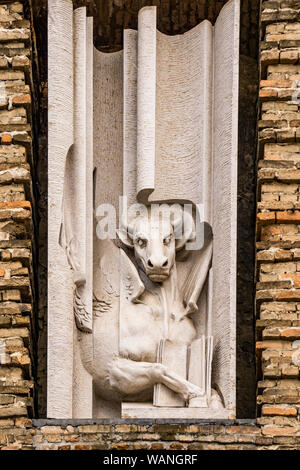 Blick auf geflügelten Stier, Symbol des Evangelisten Lukas, an der Fassade der Abtei Santa Giustina in Padua, Italien. Stockfoto