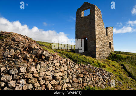 Wheal Edward Motor Haus Ruinen mit Felswand und Mond auf Botallack Cornwall England Stockfoto