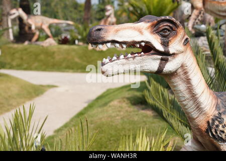 Helle farbe Dinosaurier Statue im Garten. Es ist ChiangRai Provinz, im Norden von Thailand. Stockfoto