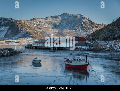 Ein kleines Fischerboot ist in atemberaubenden Norwegen eingefroren Stockfoto