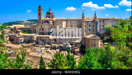 Schöne Urbino mittelalterliche Stadt, Ansicht mit Häusern und der Kathedrale, Marken, Italien. Stockfoto