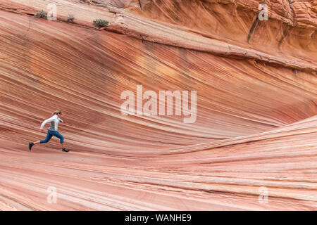 Eine junge Frau runner genießt eine marktbereinigung unter den berühmten Wave run Stockfoto