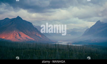 Sonnenaufgang am Saint Mary Lake im Glacier National Park Stockfoto