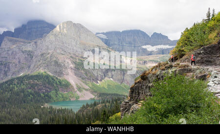 Zwei Frauen Wanderer Montana erkunden an einem düsteren Tag Stockfoto
