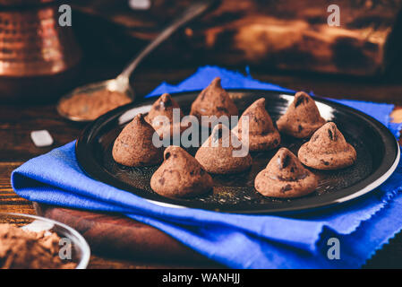 Hausgemachte Trüffel mit dunkler Schokolade auf Metall Fach Stockfoto