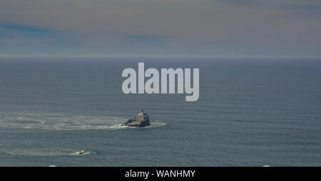 Ecola Park Road, Seaside, Cannon Beach, Oregon, USA - Oktober 14, 2015: Blick auf den Leuchtturm auf dem Felsen mitten im Meer vor der Küste von E Stockfoto