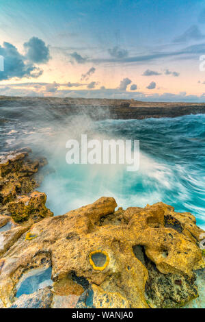 Plätschernden Wellen im natürlichen Kalkstein Bogen im Devil's Bridge, Antigua, Antigua und Barbuda, Karibik, Westindien geschnitzt Stockfoto