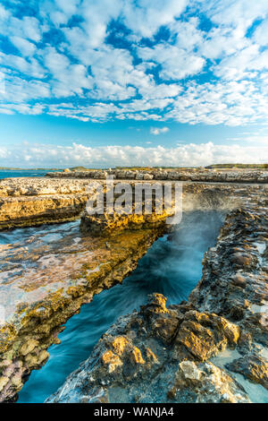 Wellen, die auf die natürlichen Kalkstein Bogen bei Devil's Bridge, Antigua, Antigua und Barbuda, Karibik, Westindien Stockfoto