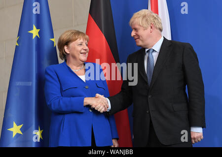Premierminister Boris Johnson mit Bundeskanzlerin Angela Merkel in Berlin, vor Gesprächen, um zu versuchen, die Brexit Stillstand zu überwinden. Stockfoto