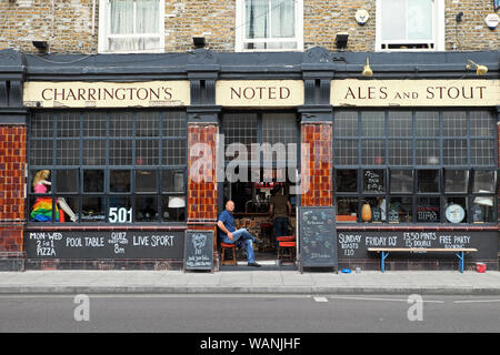 Charrington's Pub außen in Newington Green North London N16, England UK KATHY DEWITT Stockfoto