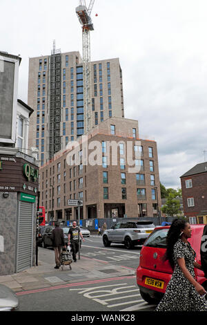 Vertikale Ansicht des Krans und des neuen Apex House Turmblocks Seven Sisters House Building Tottenham London N16 UK KATHY DEWITT Stockfoto