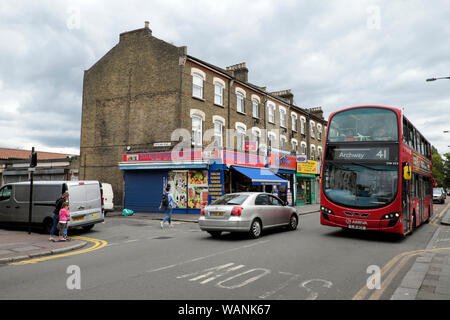 Verkehr Doppeldeckerbus und Shops auf der West Green Road Sieben Schwestern Tottenham London N16 UK KATHY DEWITT Stockfoto