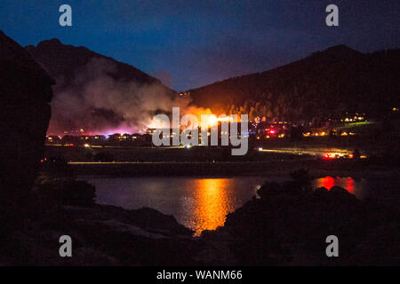 Der Brand in der ersten Stunde im Mary's Lake Lodge in Estes Park, Colorado. Stockfoto