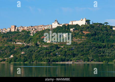 See Albano und Castel Gandolfo Dorf mit der Sommerresidenz des Papstes, Castelli Romani Regional Park, Rom, Latium, Italien Stockfoto