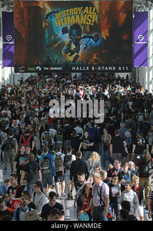 Köln, Deutschland. 21 Aug, 2019. Die Messe Besucher gehen durch Gamescom. Der computer spiele Messe Gamescom findet von 20.08. bis 24.08.2019 in Köln. Credit: Oliver Berg/dpa/Alamy leben Nachrichten Stockfoto