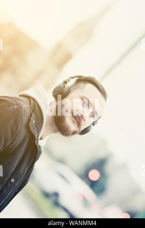 Retro Style Porträts mit einem lächelnden Jungen hipster Mann in einem städtischen Umfeld. Stockfoto
