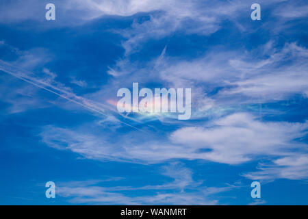 Zirkumzenitalbogen gegen den blauen Himmel mit weißen Wolken im Süden Frankreichs in der Nähe von Marseille im Sommer 2019 gesehen (31. Juli 2019) Stockfoto