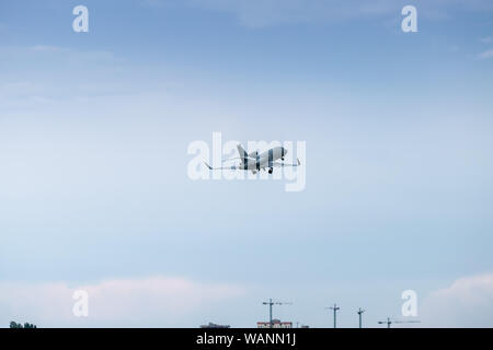 Kleine private Business Jet weg von der City Airport Stockfoto