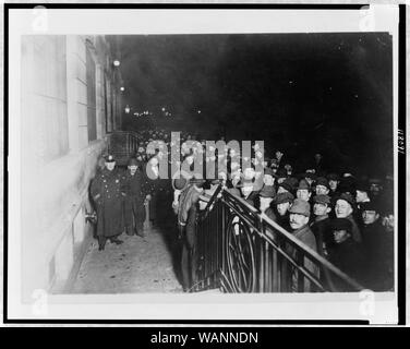 Masse von Männern außerhalb der kommunalen Haus und wartet darauf, dass die Türen zu öffnen, New York City Stockfoto