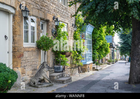 Cotswold Cottage neben Jaffe und neale Buchhandlung im Sommer. Verstauen auf der Wold, Cotswolds, Gloucestershire, England Stockfoto