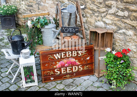 Vintage Garten verwandte Artikel außerhalb eines Shop in Wold, Cotswolds, Gloucestershire, England Stockfoto