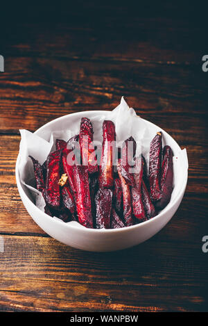 Ofen gebacken Zuckerrüben Pommes in Weiß Schüssel Stockfoto