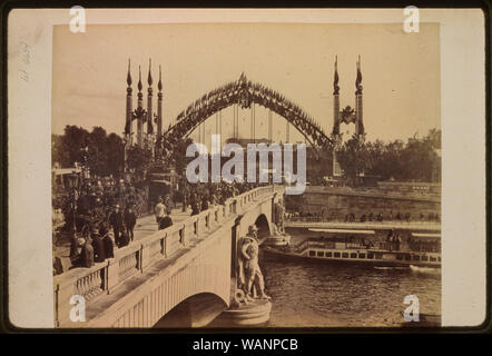 Menschenmassen über die Pont de l'Alma, in Richtung der Passerelle de l'Alma auf dem Quai d'Orsay, Paris Exposition, 1889 suchen Stockfoto