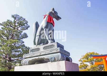 Fox Statue am Eingang des Fushimi Inari Schrein, Kyoto. Stockfoto