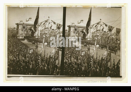 Menschenmassen entlang der Straße wie die Prozession der Kutschen, die Admiral Togo, marine Offiziere und Regierungsbeamte, fließt durch eine triumphale Bogen während der offiziellen Togos besuchen, Okt. 1905 Stockfoto