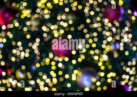 Verschwommenes Bild von Weihnachten hellen Hintergrund. Close up Dekorationen auf Weihnachtsfeier Festival. Stockfoto