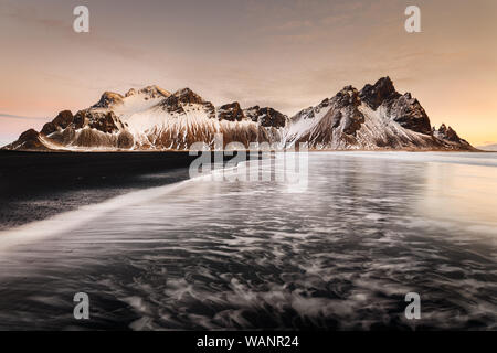 Berühmte Vestrahorn an einem kalten Wintermorgen. Stockfoto