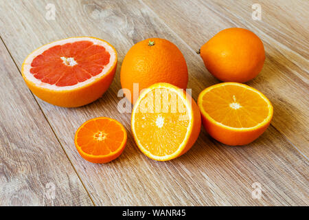 Immer noch leben - verschiedene Ganze und Zitrusfrüchte auf einem Holzbrett Tabelle Oberfläche Stockfoto