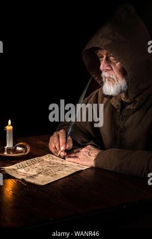 Mittelalterlichen Schriftsteller Mönch in Gedanken Stockfoto