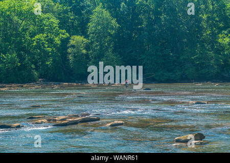 Ein Fischer Fliegenfischen am Chattahoochee River in Georgien auf einem hellen, sonnigen Frühling Stockfoto